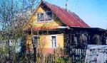 Поповка, Тосненский р-н: 1/2 часть зимн. брев. дома 6х8 м, комн. 14 м, кухня 7 м, печь, отд. вход, 6 сот., баня, колодец рядом, прописка, до Колпино 5 км, хор. сообщ., 22500$ .