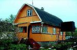 Шлиссельбург, Кировский р-н, СПб 30 км: в уют. сад-ве 3-ур.дом 10х5, встр. гараж, на уч. 6 сот. баня 7х3 с летней кухней, рядом канал, лес, уд.сообщ. от м.Ул.Дыбенко, 42000$ .