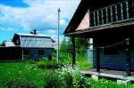 Луга 5 км: на берегу озера (свой выход), 2 нов. кирп. дома 9х7 м, веранда, мансарда, отделка вагонка, печь, камин, на участке 13 сот. бревенчат. баня, бассейн, гараж, посадки, рядом лес, магазин, удобный подъезд, 2000 тыс.р. 8-921-