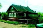 Орлино, Гатчинский р-н: 500 м от оз.Орлинское, уч. 15 сот., крепкий брев. дом, 2 комн. 17+16 м, кухня, печь, колодец, прописка, 1550 тыс.р.