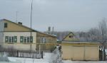 Продам 1/2 дома 72 км. от МКАД. Дом общ. площадью 100 кв.м.(панельный) , в доме газ, вода, свет, канализация, на участке баня, гараж, погреб, сарай, плодоносящие деревья, участок 30 соток . Рядом лес, речка Нара. В деревне есть начальная школа, медпункт