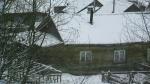 Крестецкий р-н,д.Локотцко,бревенчатый дом 1/2,15сот участок,водопровод.На берегу озера,сосновый лес.